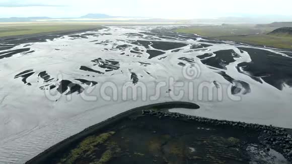冰岛冰川河流方向鸟瞰图视频的预览图
