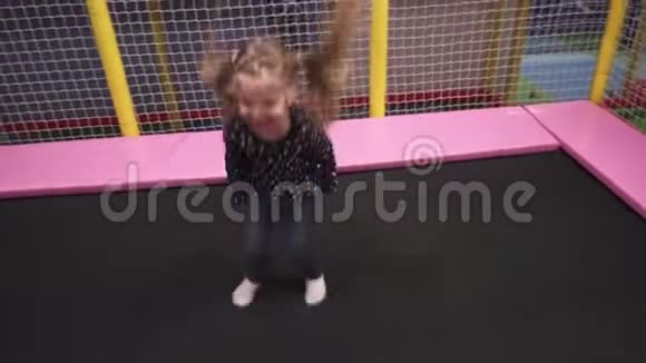 小女孩在孩子们的操场上蹦蹦跳跳视频的预览图