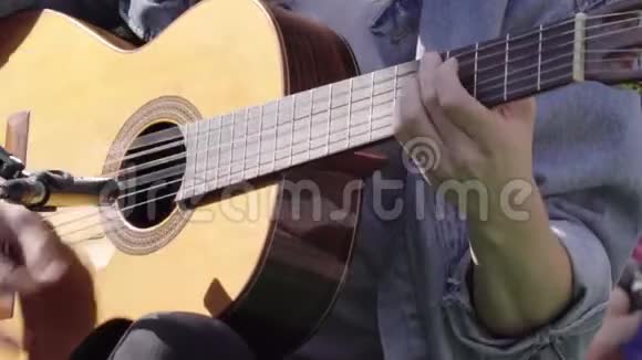 音乐家在独奏会上弹吉他视频的预览图