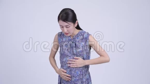 有压力的亚洲孕妇背痛视频的预览图