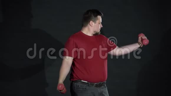 一个年轻人在用哑铃训练视频的预览图