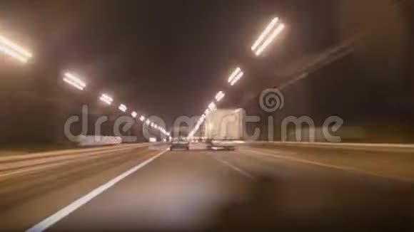 高速公路超垂散焦手电筒汽车在路上行驶视频的预览图
