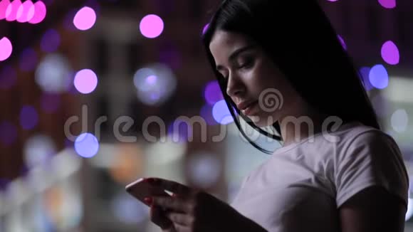 女人拍夜城手机照视频的预览图