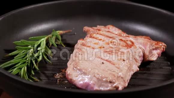 在烤盘中烤出多汁牛排的时间在高温下加速烹饪视频的预览图