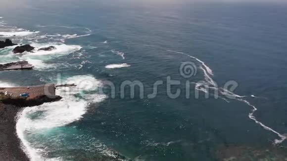 全景鸟瞰带绿松石水的海岸岩石景观大西洋海岸特内里费岛视频的预览图