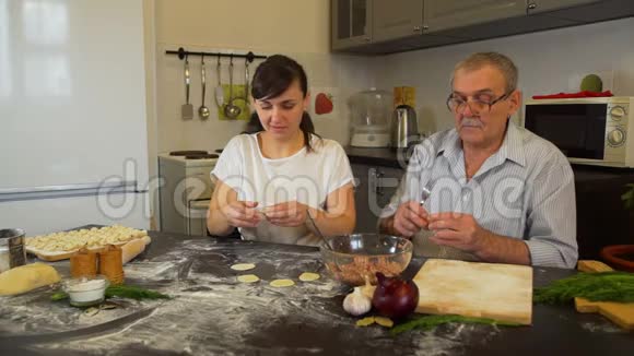 爸爸和女儿在做饺子视频的预览图