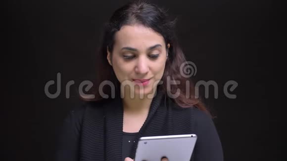 年轻漂亮的白种人女性在平板电脑上打字并自信地显示绿色屏幕直的特写肖像视频的预览图