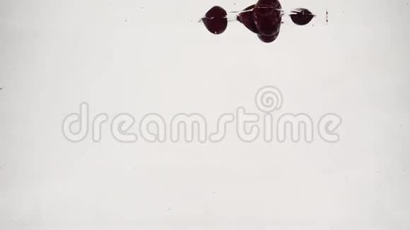柠檬苹果橘子和葡萄在水中缓慢地落在气泡中孤立的白色背景上的水果视频的预览图