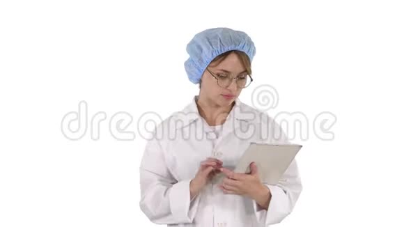 年轻的阳性医生妇女在药片上做笔记在白色背景下行走视频的预览图