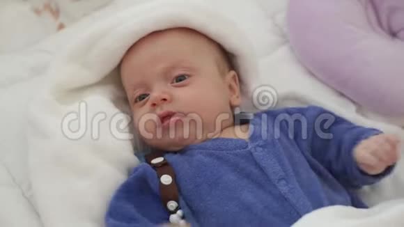 新生儿在婴儿床醒着视频的预览图