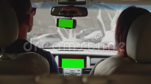 男人开车女人坐在乘客座位上一对夫妇要出城背面视频的预览图