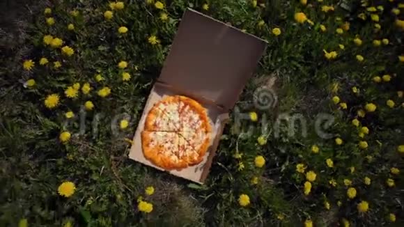 相机旋转顶部的盒子与披萨在黄色蒲公英视频的预览图