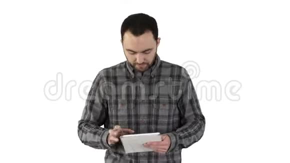 年轻的商人用他的标签走在白色的背景上视频的预览图