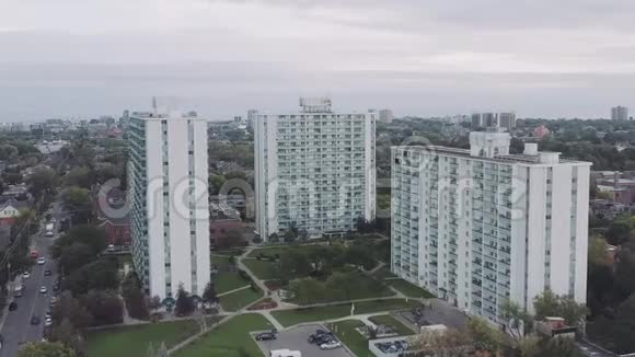 在一个大城市里建立一座普通公寓楼的空中射击视频的预览图
