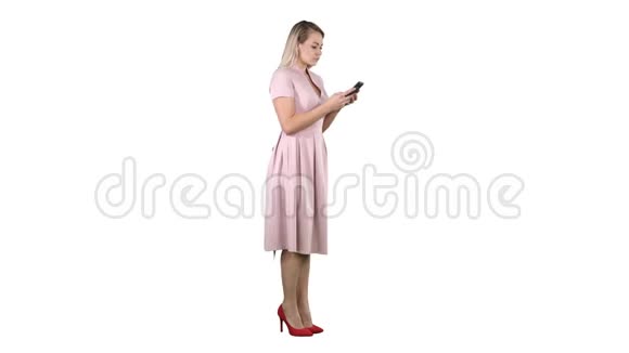 金发少女女人穿着粉色短信在她的智能手机白色背景视频的预览图