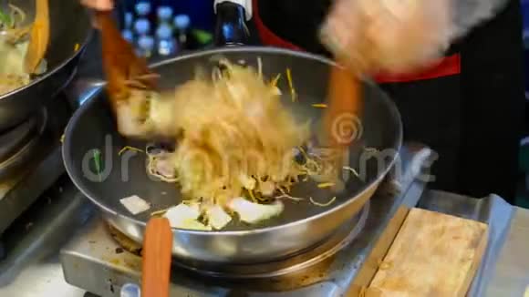 供应商烹饪炒面在当地市场销售泰国视频的预览图