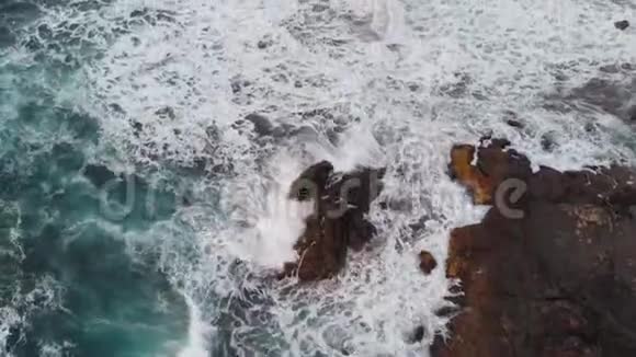 空中飞行最佳观景台北海岸的特内里费岛海滩贝尼霍海浪冲击着孤立的视频的预览图