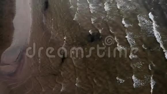 Jurmala海滩4k波浪鸟瞰图视频的预览图