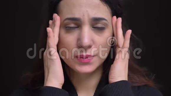 成年白种人女性头痛压力大沮丧的特写镜头视频的预览图