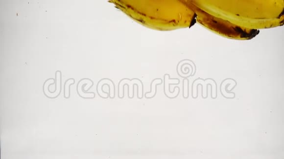 成熟的香蕉掉进水里溅起水花和气泡动作缓慢视频的预览图