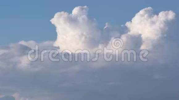 时光流逝的云彩滚滚的浮云在移动视频的预览图