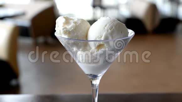 花瓶玻璃里的香草甜冰淇淋视频的预览图