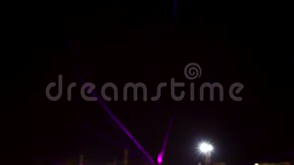 烟花在夜空闪耀庆祝音乐会2020年假日视频的预览图
