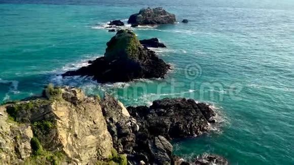4k运动视频背景环航岸景色和海浪冲击岩石悬崖海岸线东南视频的预览图