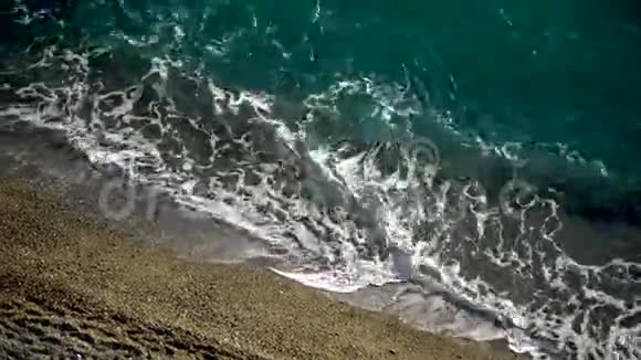 4K电影的顶部观看无缝永无止境的镜头而绿松石海波在沙质海岸线上破碎空中射击视频的预览图