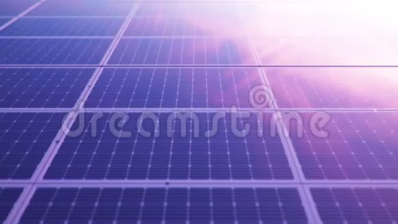 太阳电池板的背景日落黄昏的天空清洁能源绿色能源可再生能源的概念视频的预览图