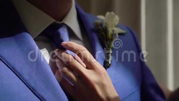 帮助穿上和固定领带的女人婚礼当天穿西装打领带的新郎视频的预览图