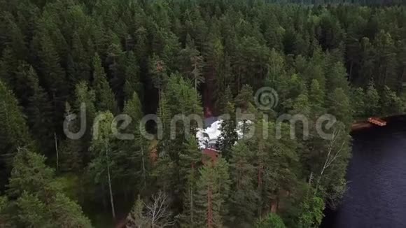 帐篷餐厅在森林里度假乡村白色帐篷空中景观视频的预览图