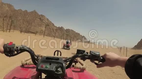 四人自行车穿越沙漠视频的预览图