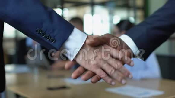 商务人士握手问候项目合作伙伴批准交易视频的预览图