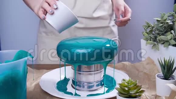 小企业和爱好的概念用镜面釉装饰蛋糕的女人视频的预览图
