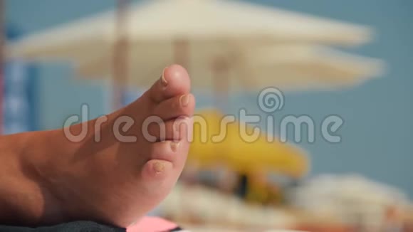 粗腿指甲上有真菌在海滩上休息指甲上有疾病视频的预览图