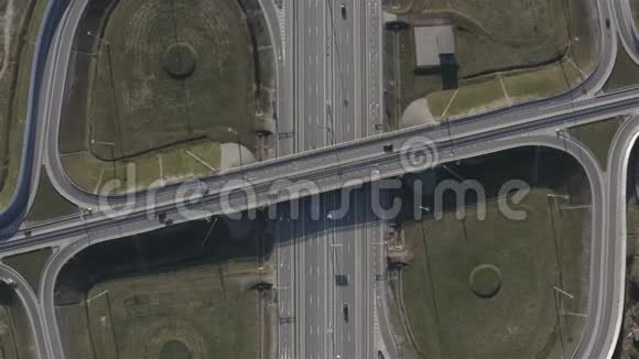 在高速公路上的桥从高速公路边出口视频的预览图