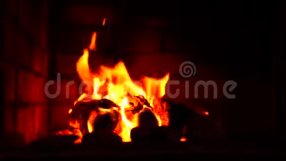 砖头壁炉里烧着红色的火视频的预览图