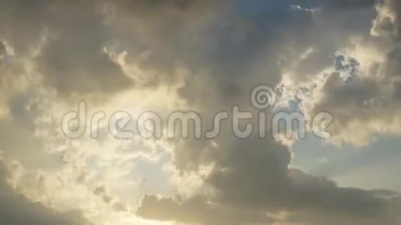 乌云在蓝天上移动到夜晚视频的预览图