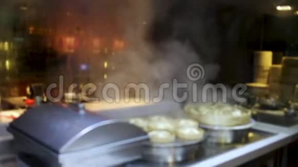中餐厅厨房里的点心或饺子是蒸汽视频的预览图