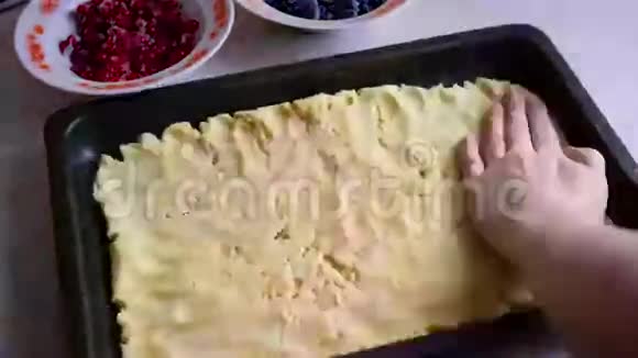 在家用烤箱做浆果派视频的预览图
