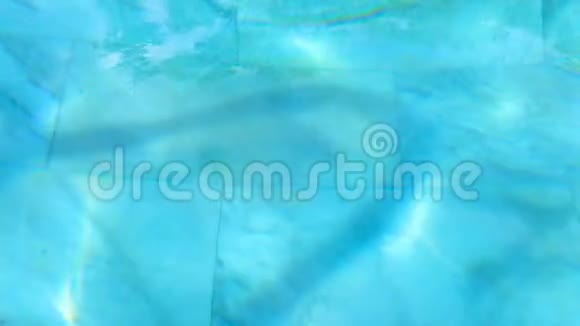 人工游泳池里的水从风中溅出来闪烁着眩光视频的预览图