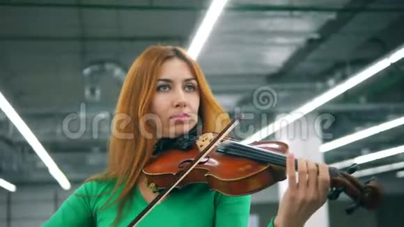 拉小提琴的女人的正面景色视频的预览图