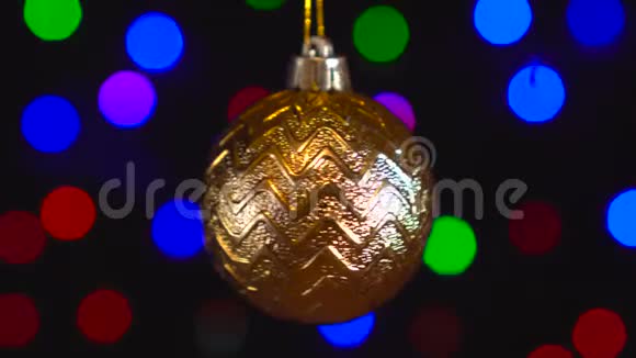 圣诞装饰金球挂在闪烁的灯光背景上视频的预览图