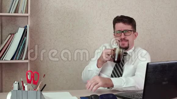 一位办公室经理留着胡子和眼镜喝着咖啡伸出大拇指视频的预览图