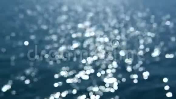 海水海洋或湖泊水面上模糊的波克光视频的预览图