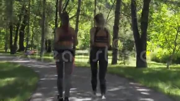 夏季公园里活跃的运动健身妇女视频的预览图