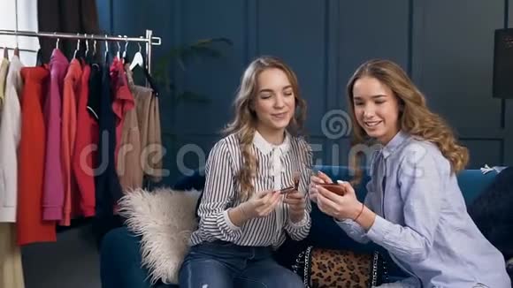 年轻的两个可爱的女人用相机录制博客的化妆教程视频的预览图