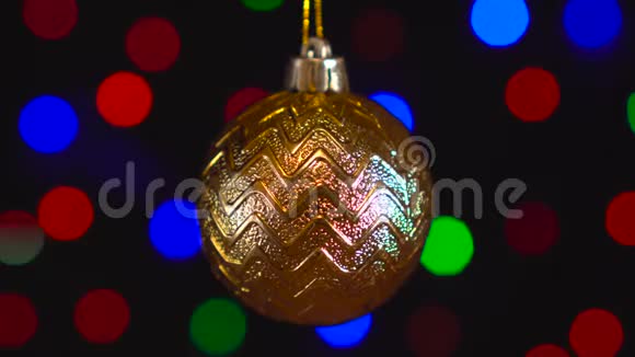 圣诞装饰金球挂在闪烁的灯光背景上视频的预览图