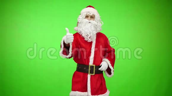圣诞老人孤立无援竖起大拇指圣诞老人绿色背景视频的预览图
